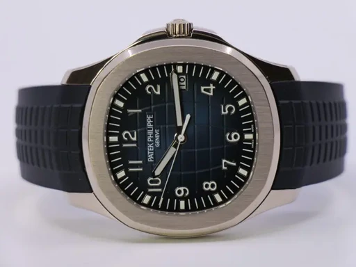 Title: Aquanaut 5168G-001 – 07/2019
Brand: Patek Philippe
Model: Aquanaut
Ref: 5168G-001
Category: Sport
Diameter: 42mm
Functions: Dato
Year: 2019
Price: 549000
Condition: undefined
Dial Color: Blå
Strap: Gummi
Case material: Guld
Gender: Herre
Match: 100.0%
Billedet er ejet af WeWatches (403478) Et Patek Philippe ur