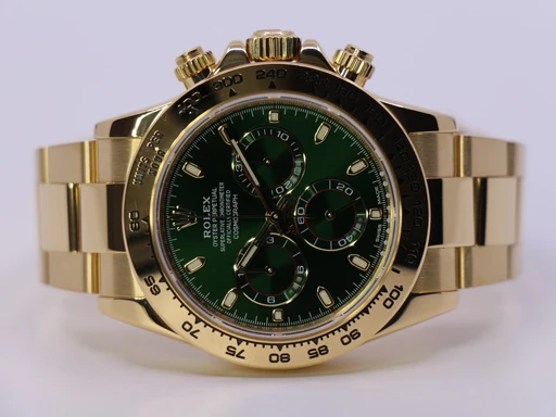 Title: Cosmograph Daytona 116508 Green – Dansk Ad (New)
Brand: Rolex
Model: Cosmograph Daytona
Ref: 116508
Category: Racing
Diameter: 40mm
Functions: Kronograf
Year: 2018
Price: 478000
Condition: 9.0
Dial Color: Grøn
Strap: Metal
Case material: Guld
Gender: Herre
Match: 100.0%
Billedet er ejet af WeWatches (531092) Et Rolex ur