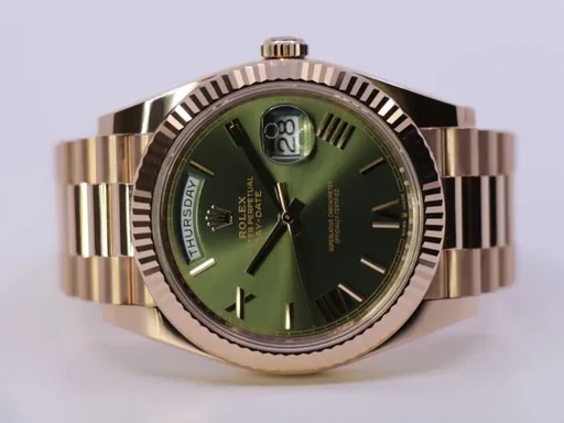 Title: Day-Date 40Mm 228235 – New 09/2025 (New)
Brand: Rolex
Model: Day-Date 40
Ref: 228235
Category: Dress
Diameter: 40mm
Functions: Ugedag, Dato
Year: 2025
Price: 385000
Condition: undefined
Dial Color: Grøn
Strap: Metal
Case material: Guld
Gender: Herre
Match: 100.0%
Billedet er ejet af WeWatches (419093) Et Rolex ur