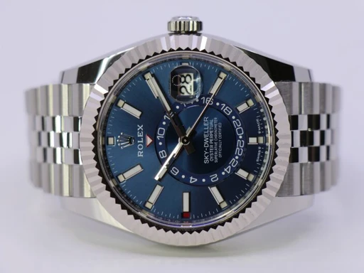Title: Sky-Dweller 336934 – New 08/2025
Brand: Rolex
Model: Sky-Dweller
Ref: 336934
Category: Dress
Diameter: 42mm
Functions: Dato, GMT, Ugedag
Year: 2025
Price: 172000
Condition: undefined
Dial Color: Blå
Strap: Metal
Case material: Stål
Gender: Herre
Match: 100.0%
Billedet er ejet af WeWatches (275888) Et Rolex ur
