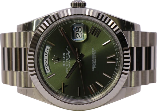 Titel: Day-Date 40 228239 Olive Green – New 05/2025 (Nyhed)
Mærke: Rolex
Model: Day-Date 40
Ref.: 228239
Kategori: Dress
Diameter: 40mm
Funktioner: Dato, Ugedag
Årgang: 2025
Pris: 360000
Stand: 10.0 (Nyt)
Skivefarve: Grøn
Rem: Metal
Kassemateriale: Guld
Køn: Herre
Match: 100.0%
Billedet ejes af WeWatches (952422) Et Rolex ur