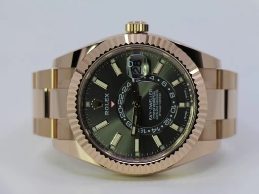 Title: Sky-Dweller 326935 – New 03/2025
Brand: Rolex
Model: Sky-Dweller
Ref: 326935
Category: Dress
Diameter: 42mm
Functions: Dato, GMT
Year: 2025
Price: 390000
Condition: undefined
Dial Color: Grå
Strap: Metal
Case material: Guld
Gender: Herre
Match: 100.0%
Billedet er ejet af WeWatches (136913) Et Rolex ur