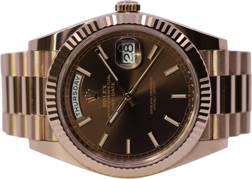 Titel: Day-Date 40Mm 228235 Choco – Like New (Nyhed)
Mærke: Rolex
Model: DAY-DATE
Ref.: 228235
Årgang: 2025
Tilbehør: Boks og Papirer
Stand: 9.9 (Brugt)
Pris: 350.000 kr.
Diameter: 40mm
Funktioner: Dato, Ugedag
Skivefarve: Brun
Rem: Metal
Kassemateriale: Guld
Kategori: Dress
Køn: Herre
Match: 100.0%
Billedet ejes af WeWatches (1068377) Et Rolex ur