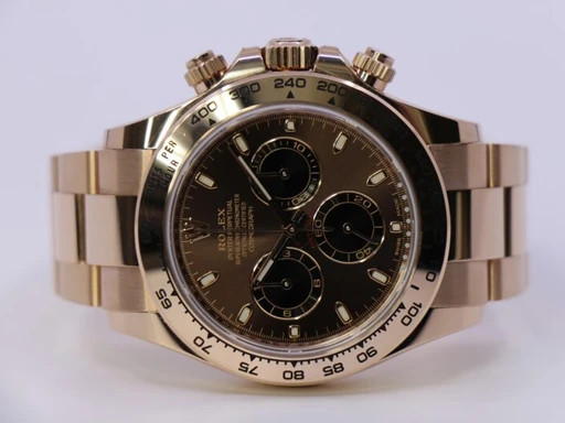 Title: Cosmograph Daytona 116505 – 02/2023 *Reserveret
Brand: Rolex
Model: Cosmograph Daytona
Ref: 116505
Category: Racing
Diameter: 40mm
Functions: Kronograf
Year: 2023
Price: 344000
Condition: undefined
Dial Color: Brun
Strap: Metal
Case material: Guld
Gender: Herre
Match: 100.0%
Billedet er ejet af WeWatches (345291) Et Rolex ur