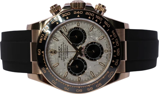 Titel: Cosmograph Daytona 126515Ln Meteorite – New (Nyhed)
Mærke: Rolex
Model: COSMOGRAPH DAYTONA
Ref.: 126515LN
Årgang: 2025
Tilbehør: Boks og Papirer
Stand: 10.0 (Nyt)
Pris: 593.000 kr.
Diameter: 40mm
Funktioner: Kronograf
Skivefarve: Grå
Rem: Læder
Kassemateriale: Guld
Kategori: Racing
Køn: Herre
Match: 100.0%
Billedet ejes af WeWatches (1068375) Et Rolex ur