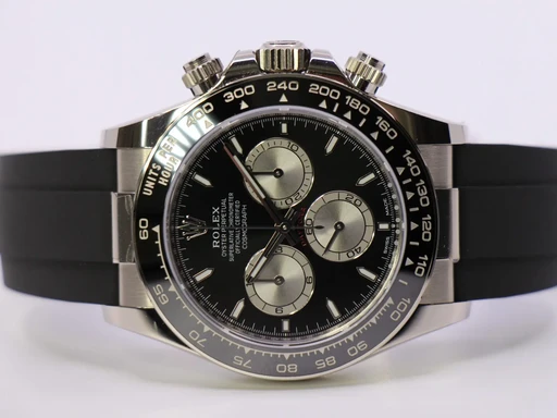 Title: Cosmograph Daytona 126519Ln – New 11/2025 (New)
Brand: Rolex
Model: Cosmograph Daytona
Ref: 126519LN
Category: Racing
Diameter: 40mm
Functions: Kronograf
Year: 2025
Price: 329000
Condition: 10.0
Dial Color: Sort
Strap: Andet
Case material: Guld
Gender: Herre
Match: 100.0%
Billedet er ejet af WeWatches (554302) Et Rolex ur
