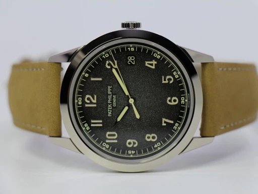 Title: Calatrava 5226G-001 – New
Brand: Patek Philippe
Model: Calatrava
Ref: 5226G-001
Category: Dress
Diameter: 40mm
Functions: Dato
Year: 2023
Price: 265000
Condition: undefined
Dial Color: Sort
Strap: Læder
Case material: Guld
Gender: Herre
Match: 100.0%
Billedet er ejet af WeWatches (179711) Et Patek Philippe ur