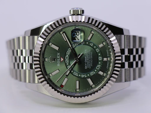 Title: Sky-Dweller 336934 – New 11/2025
Brand: Rolex
Model: Sky-Dweller
Ref: 336934
Category: Dress
Diameter: 42mm
Functions: Dato, GMT, Ugedag
Year: 2025
Price: 177000
Condition: 10.0
Dial Color: Grøn
Strap: Metal
Case material: Stål
Gender: Herre
Match: 100.0%
Billedet er ejet af WeWatches (531090) Et Rolex ur