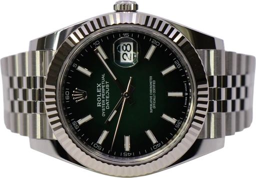 Titel: Datejust 41Mm 126334 Green Ombré – New 07/2026 (Nyhed)
Mærke: Rolex
Model: Datejust 41
Ref.: 126334
Årgang: 2026
Tilbehør: Boks og Papirer
Stand: 10.0 (Nyt)
Pris: 135.000 kr.
Diameter: 41mm
Funktioner: Dato
Skivefarve: Grøn
Rem: Metal
Kassemateriale: Stål
Kategori: Dress
Køn: Herre
Match: 100.0%
Billedet ejes af WeWatches (1029939) Et Rolex ur