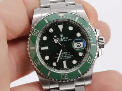 Title: Submariner (Hulk) (New)
Brand: Rolex
Model: Submariner
Ref: 116610LV
Category: Dykker
Diameter: 40mm
Functions: Dato
Year: 2016
Price: 116000
Condition: undefined
Dial Color: Grøn
Strap: Metal
Case material: Stål
Gender: Herre
Match: 100.0%
Billedet er ejet af Wine & Watches (435479) Et Rolex ur