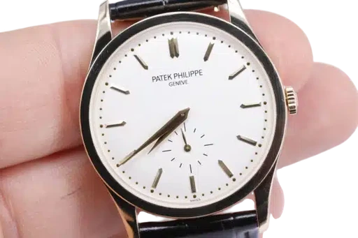 Title: Calatrava
Brand: Patek Philippe
Model: Calatrava
Ref: 5196J
Category: Dress
Diameter: 37mm
Functions: Dato
Year:
Price: 130000
Condition: 8.5
Dial Color: Hvid
Strap: Læder
Case material: Guld
Gender: Herre
Match: 100.0%
Billedet er ejet af Wine & Watches (550017) Et Patek Philippe ur