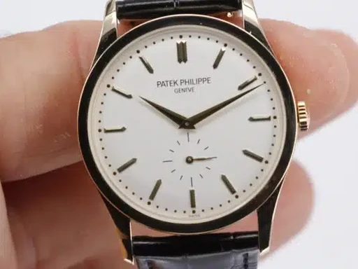 Title: Calatrava (New)
Brand: Patek Philippe
Model: Calatrava
Ref: 5196J
Category: Dress
Diameter: 37mm
Functions: Dato
Year: null
Price: 130000
Condition: undefined
Dial Color: Hvid
Strap: Læder
Case material: Guld
Gender: Herre
Match: 100.0%
Billedet er ejet af Wine & Watches (484992) Et Patek Philippe ur