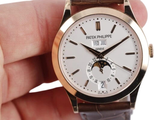Titel: Annual Calendar
Mærke: Patek Philippe
Model: Annual Calendar
Ref.: 5396R-001
Årgang: 2024
Tilbehør: Boks og Papirer
Stand: 8.0 (Brugt)
Pris: 329.000 kr.
Diameter: 39mm
Funktioner: Dato, Ugedag, Månefase
Skivefarve: Hvid
Rem: Læder
Kassemateriale: Guld
Kategori: Dress
Køn: Herre
Match: 100.0%
Billedet ejes af Wine & Watches (723800) Et Patek Philippe ur