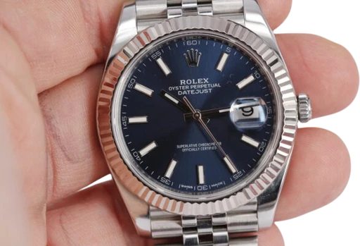 Title: Datejust 41 (New)
Brand: Rolex
Model: Datejust 41
Ref: 126334
Category: Dress
Diameter: 41mm
Functions: Dato
Year: 2017
Price: 85000
Condition: 8.0
Dial Color: Blå
Strap: Metal
Case material: Stål
Gender: Herre
Match: 100.0%
Billedet er ejet af Wine & Watches (626063) Et Rolex ur