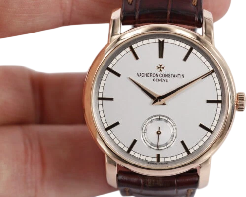 Titel: Tradionnelle
Mærke: Vacheron Constantin
Model: Tradionnelle
Ref.: 82172/000R-9382
Kategori: Dress
Diameter: 38mm
Funktioner: Dato
Årgang: 2018
Pris: 115000
Stand: 9.0 (Brugt)
Skivefarve: Hvid
Rem: Læder
Kassemateriale: Guld
Køn: Herre
Match: 100.0%
Billedet ejes af Wine & Watches (864420) Et Vacheron Constantin ur