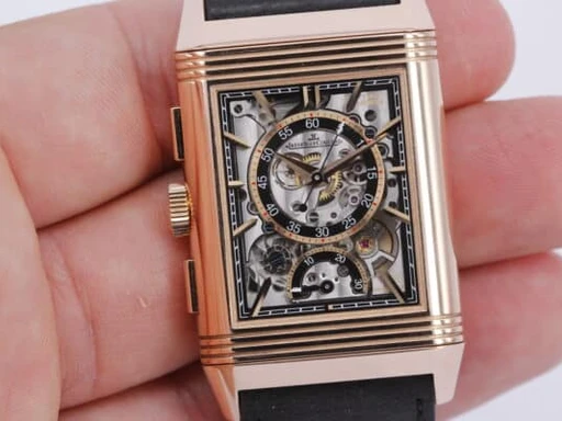 Title: Reverso Chronograph
Brand: Jaeger-LeCoultre
Model: Reverso Chronograph
Ref: Q389257J
Category: Dress
Diameter: 49mm
Functions: Kronograf
Year: 2024
Price: 290000
Condition: undefined
Dial Color: Sort
Strap: Læder
Case material: Guld
Gender: Herre
Match: 100.0%
Billedet er ejet af Wine & Watches (258702) Et Jaeger-LeCoultre ur