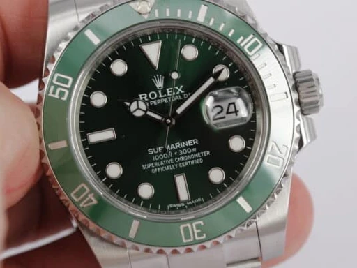 Title: Submariner (Hulk)
Brand: Rolex
Model: Submariner
Ref: 116610LV
Category: Dykker
Diameter: 40mm
Functions: Dato
Year: 2017
Price: 130000
Condition: 8.0
Dial Color: Grøn
Strap: Metal
Case material: Stål
Gender: Herre
Match: 100.0%
Billedet er ejet af Wine & Watches (102174) Et Rolex ur