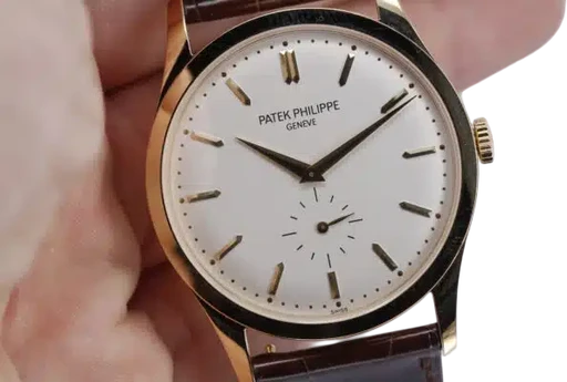 Title: Calatrava
Brand: Patek Philippe
Model: Calatrava
Ref: 5196R
Category: Dress
Diameter: 37mm
Functions:
Year: 2019
Price: 165000
Condition: 10.0
Dial Color: Sølv
Strap: Læder
Case material: Guld
Gender: Herre
Match: 100.0%
Billedet er ejet af Wine & Watches (335470) Et Patek Philippe ur