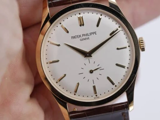 Title: Calatrava
Brand: Patek Philippe
Model: Calatrava
Ref: 5196R
Category: Dress
Diameter: 37mm
Functions: 
Year: 2019
Price: 165000
Condition: undefined
Dial Color: Sølv
Strap: Læder
Case material: Guld
Gender: Herre
Match: 100.0%
Billedet er ejet af Wine & Watches (335470) Et Patek Philippe ur