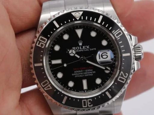 Title: Sea-Dweller
Brand: Rolex
Model: Sea-Dweller
Ref: 126600
Category: Dykker
Diameter: 43mm
Functions: Dato
Year: 2022
Price: 82000
Condition: undefined
Dial Color: Sort
Strap: Metal
Case material: Stål
Gender: Herre
Match: 100.0%
Billedet er ejet af Wine & Watches (117449) Et Rolex ur