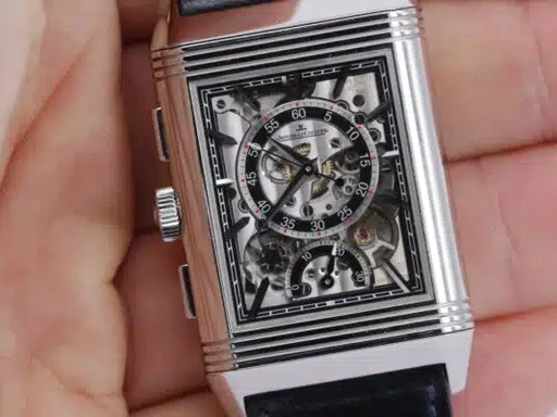 Title: Reverso Chronograph (New)
Brand: Jaeger-LeCoultre
Model: Reverso Chronograph
Ref: Q389848J
Category: Racing
Diameter: 49mm
Functions: Kronograf
Year: 2024
Price: 215000
Condition: undefined
Dial Color: Blå
Strap: Læder
Case material: Stål
Gender: Herre
Match: 100.0%
Billedet er ejet af Wine & Watches (468944) Et Jaeger-LeCoultre ur