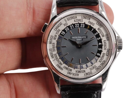 Title: World Time
Brand: Patek Philippe
Model: World Time
Ref: 5110P
Category: Dress
Diameter: 37mm
Functions: Verdensur
Year: 2001
Price: 285000
Condition: 8.0
Dial Color: Blå
Strap: Læder
Case material: Andet
Gender: Herre
Match: 100.0%
Billedet er ejet af Wine & Watches (877251) Et Patek Philippe ur
