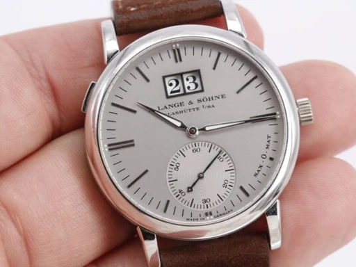 Title: A. Lange und Söhne Langematik
Brand: A. Lange & Söhne
Model: Langematik
Ref: 308.025
Category: Dress
Diameter: 37mm
Functions: Dato
Year: 2000
Price: 220000
Condition: undefined
Dial Color: Sølv
Strap: Læder
Case material: Andet
Gender: Herre
Match: 100.0%
Billedet er ejet af Wine & Watches (102170) Et A. Lange & Söhne ur