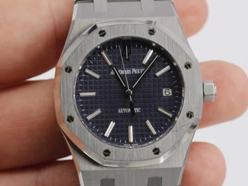 Title: Royal Oak 15300ST
Brand: Audemars Piguet
Model: Royal Oak
Ref: 15300ST
Category: Dress
Diameter: 39mm
Functions: Dato
Year: 2010
Price: 285000
Condition: undefined
Dial Color: Blå
Strap: Metal
Case material: Stål
Gender: Herre
Match: 100.0%
Billedet er ejet af Wine & Watches (142533) Et Audemars Piguet ur