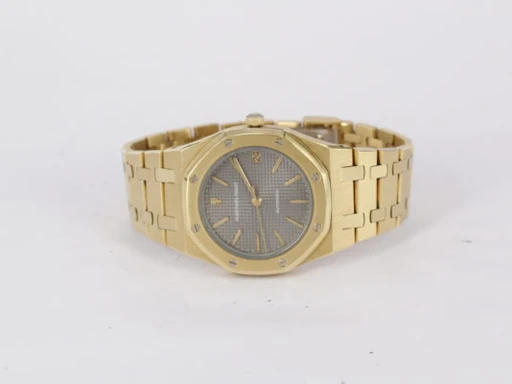Title: Royal Oak 4100BA
Brand: Audemars Piguet
Model: Royal Oak
Ref: 4100BA
Category: Dress
Diameter: 36mm
Functions: Dato
Year:
Price: 290000
Condition: 8.0
Dial Color: Grå
Strap: Metal
Case material: Guld
Gender: Herre
Match: 100.0%
Billedet er ejet af Wine & Watches (102183) Et Audemars Piguet ur