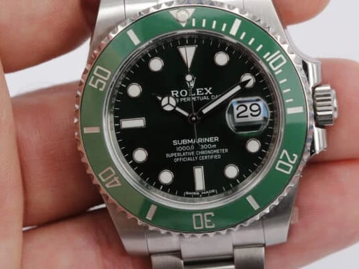 Title: Submariner (Hulk)
Brand: Rolex
Model: Submariner
Ref: 116610LV
Category: Dykker
Diameter: 40mm
Functions: Dato
Year: 2018
Price: 157000
Condition: undefined
Dial Color: Grøn
Strap: Metal
Case material: Stål
Gender: Herre
Match: 100.0%
Billedet er ejet af Wine & Watches (102152) Et Rolex ur