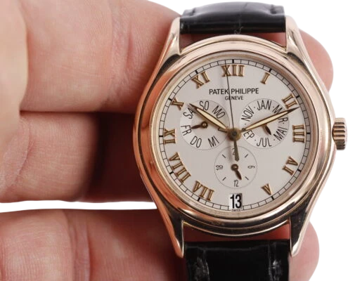Titel: Annual Calendar (Nyhed)
Mærke: Patek Philippe
Model: Annual Calendar
Ref.: 5035R
Kategori: Dress
Diameter: 37mm
Funktioner: Dato, Ugedag, Månefase
Årgang: 2002
Pris: 180000
Stand: 8.0 (Brugt)
Skivefarve: Hvid
Rem: Læder
Kassemateriale: Guld
Køn: Herre
Match: 100.0%
Billedet ejes af Wine & Watches (973614) Et Patek Philippe ur