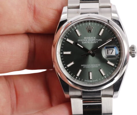 Titel: Datejust 36 med grøn sunburst-skive
Mærke: Rolex
Model: Datejust
Ref.: 126200
Årgang: 2025
Tilbehør: Boks og Papirer
Stand: 8.5 (Brugt)
Pris: 66.500 kr.
Diameter: 36mm
Funktioner: Dato
Skivefarve: Grøn
Rem: Metal
Kassemateriale: Stål
Kategori: Dress
Køn: Unisex
Match: 100.0%
Billedet ejes af Wine & Watches (1014450) Et Rolex ur