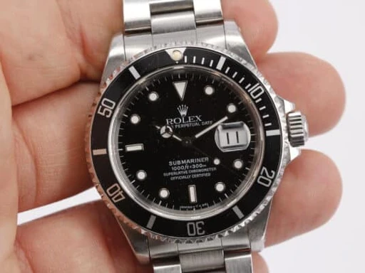 Title: Submariner
Brand: Rolex
Model: Submariner
Ref: 16610
Category: Dykker
Diameter: 40mm
Functions: Dato
Year: 1995
Price: 65000
Condition: undefined
Dial Color: Sort
Strap: Metal
Case material: Stål
Gender: Herre
Match: 100.0%
Billedet er ejet af Wine & Watches (102150) Et Rolex ur