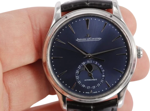 Title: Master Control Ultra Thin Moonphase (New)
Brand: Jaeger-LeCoultre
Model: Master Control Ultra Thin Moonphase
Ref: Q1368480
Category: Dress
Diameter: 39mm
Functions: Dato, Månefase
Year: 2022
Price: 64000
Condition: 8.5
Dial Color: Blå
Strap: Læder
Case material: Stål
Gender: Herre
Match: 100.0%
Billedet er ejet af Wine & Watches (824477) Et Jaeger-LeCoultre ur