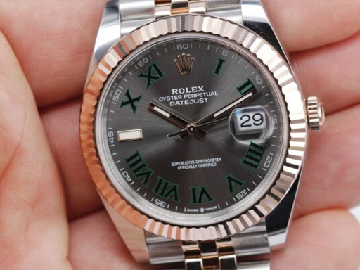 Title: Datejust Wimbledon (New)
Brand: Rolex
Model: Datejust
Ref: 126331
Category: Dress
Diameter: 41mm
Functions: Dato
Year: 2022
Price: 105000
Condition: 8.0
Dial Color: Grå
Strap: Metal
Case material: Andet
Gender: Herre
Match: 100.0%
Billedet er ejet af Wine & Watches (545415) Et Rolex ur