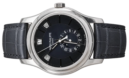 Titel: Annual Calendar 5205G
Mærke: Patek Philippe
Model: Annual Calendar
Ref.: 5205G
Årgang: 2018
Tilbehør: Boks og Papirer
Stand: 8.5 (Brugt)
Pris: 289.000 kr.
Diameter: 40mm
Funktioner: Dato, Ugedag, Månefase
Skivefarve: Blå
Rem: Læder
Kassemateriale: Guld
Kategori: Dress
Køn: Herre
Match: 100.0%
Billedet ejes af Wine & Watches (494173) Et Patek Philippe ur
