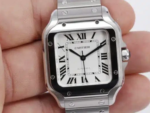 Title: Santos (New)
Brand: Cartier
Model: Santos
Ref: WSSA0029
Category: Dress
Diameter: 35mm
Functions: Dato
Year: 2025
Price: 52000
Condition: undefined
Dial Color: Hvid
Strap: Metal
Case material: Stål
Gender: Unisex
Match: 100.0%
Billedet er ejet af Wine & Watches (435478) Et Cartier ur