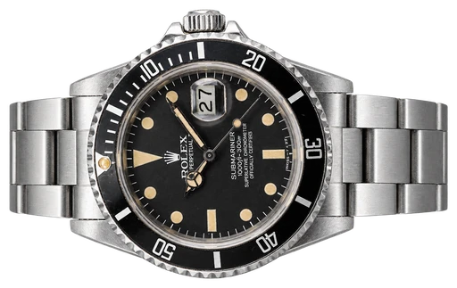 Titel: Submariner Date Ref. 16800 fra 1983
Mærke: Rolex
Model: Submariner Date
Ref.: 16800
Årgang: 1983
Tilbehør: Boks og Papirer
Stand: 8.0 (Brugt)
Pris: 95.000 kr.
Diameter: 40mm
Funktioner: Dato
Skivefarve: Sort
Rem: Metal
Kassemateriale: Stål
Kategori: Dykker
Køn: Herre
Match: 100.0%
Billedet ejes af Wine & Watches (634394) Et Rolex ur