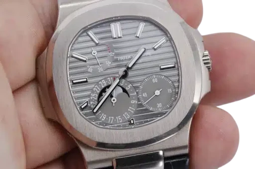 Title: Nautilus 5712G
Brand: Patek Philippe
Model: Nautilus
Ref: 5712G
Category: Sport
Diameter: 40mm
Functions: Dato, Månefase, Ugedag
Year: 2017
Price: 580000
Condition: 8.5
Dial Color: Sølv
Strap: Metal
Case material: Guld
Gender: Herre
Match: 100.0%
Billedet er ejet af Wine & Watches (349267) Et Patek Philippe ur