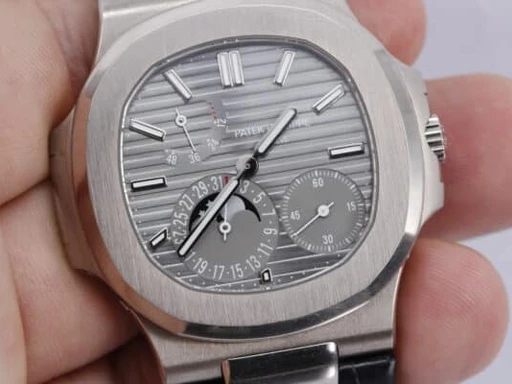 Title: Nautilus 5712G
Brand: Patek Philippe
Model: Nautilus
Ref: 5712G
Category: Dress
Diameter: 40mm
Functions: Dato, Månefase, Ugedag
Year: 2017
Price: 580000
Condition: undefined
Dial Color: Sølv
Strap: Metal
Case material: Guld
Gender: Herre
Match: 100.0%
Billedet er ejet af Wine & Watches (349267) Et Patek Philippe ur