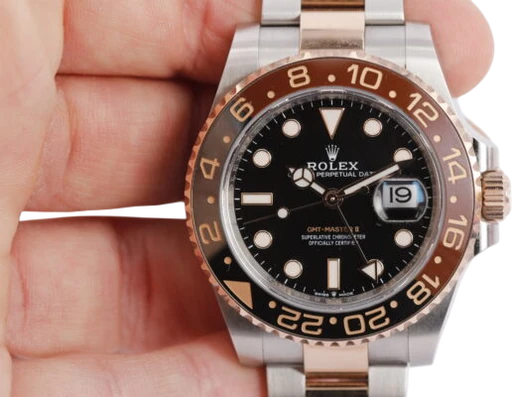 Titel: Gmt-Master Ii (Root Beer)
Mærke: Rolex
Model: GMT-Master II
Ref.: 126711CHNR
Årgang: 2021
Tilbehør: Boks og Papirer
Stand: 8.5 (Brugt)
Pris: 133.000 kr.
Diameter: 40mm
Funktioner: GMT, Dato
Skivefarve: Sort
Rem: Metal
Kassemateriale: Stål
Kategori: Sport
Køn: Herre
Match: 100.0%
Billedet ejes af Wine & Watches (935710) Et Rolex ur