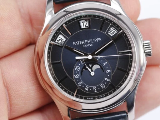 Title: Annual Calendar (New)
Brand: Patek Philippe
Model: Annual Calendar
Ref: 5205G
Category: Dress
Diameter: 40mm
Functions: Dato, Ugedag, Månefase
Year: 2021
Price: 330000
Condition: 8.5
Dial Color: Blå
Strap: Læder
Case material: Guld
Gender: Herre
Match: 100.0%
Billedet er ejet af Wine & Watches (550014) Et Patek Philippe ur