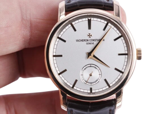 Title: Tradionnelle (New)
Brand: Vacheron Constantin
Model: Tradionnelle
Ref: 82172/000R-9382
Category: Dress
Diameter: 38mm
Functions: Dato
Year: 2025
Price: 125000
Condition: 9.0
Dial Color: Hvid
Strap: Læder
Case material: Guld
Gender: Herre
Match: 100.0%
Billedet er ejet af Wine & Watches (888007) Et Vacheron Constantin ur