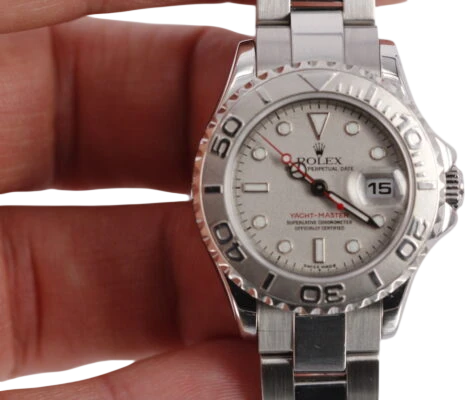 Title: Yachtmaster
Brand: Rolex
Model: Yachtmaster
Ref: 169622
Category: Sport
Diameter: 29mm
Functions: Dato
Year:
Price: 36500
Condition: 8.5
Dial Color: Grå
Strap: Metal
Case material: Stål
Gender: Dame
Match: 100.0%
Billedet er ejet af Wine & Watches (877266) Et Rolex ur