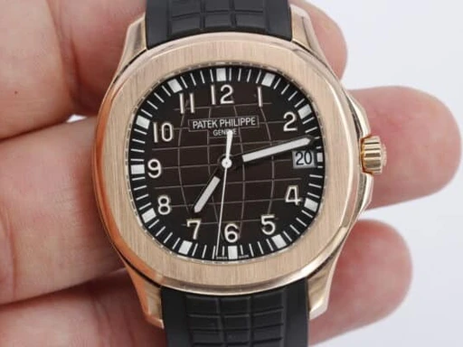 Title: Aquanaut
Brand: Patek Philippe
Model: Aquanaut
Ref: 5167R
Category: Sport
Diameter: 40mm
Functions: Dato
Year: null
Price: 560000
Condition: undefined
Dial Color: Brun
Strap: Gummi
Case material: Guld
Gender: Herre
Match: 100.0%
Billedet er ejet af Wine & Watches (190032) Et Patek Philippe ur