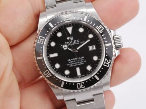 Title: Sea-Dweller
Brand: Rolex
Model: Sea-dweller
Ref: 116600
Category: Dykker
Diameter: 40mm
Functions: Dato
Year: 2015
Price: 90000
Condition: undefined
Dial Color: Sort
Strap: Metal
Case material: Stål
Gender: Herre
Match: 100.0%
Billedet er ejet af Wine & Watches (102154) Et Rolex ur