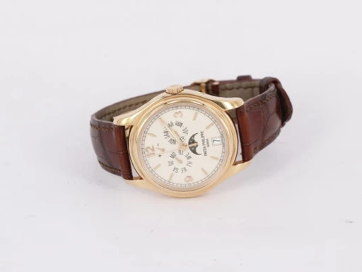 Title: Annual Calendar 5146R
Brand: Patek Philippe
Model: Annual Calendar
Ref: 5146R
Category: Dress
Diameter: 39mm
Functions: Dato, Ugedag, Månefase
Year: 2015
Price: 290000
Condition: 8.5
Dial Color: Hvid
Strap: Læder
Case material: Guld
Gender: Herre
Match: 100.0%
Billedet er ejet af Wine & Watches (102181) Et Patek Philippe ur