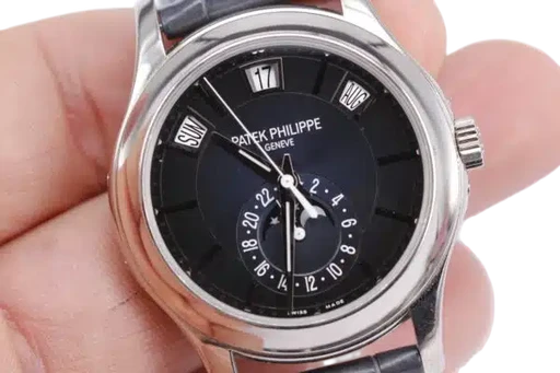 Title: Annual Calendar
Brand: Patek Philippe
Model: Annual Calendar
Ref: 5205G
Category: Dress
Diameter: 40mm
Functions: Dato, Ugedag, Månefase
Year: 2018
Price: 330000
Condition: 8.5
Dial Color: Blå
Strap: Læder
Case material: Guld
Gender: Herre
Match: 100.0%
Billedet er ejet af Wine & Watches (494173) Et Patek Philippe ur