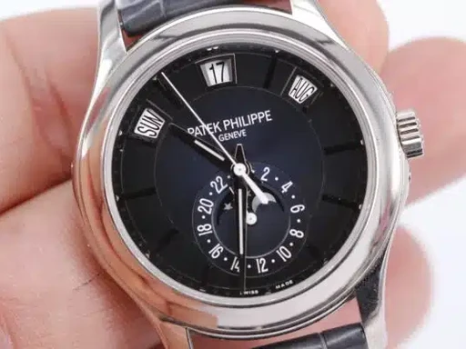 Title: Annual Calendar
Brand: Patek Philippe
Model: Annual Calendar
Ref: 5205G
Category: Dress
Diameter: 40mm
Functions: Dato, Ugedag, Månefase
Year: 2018
Price: 330000
Condition: 8.5
Dial Color: Blå
Strap: Læder
Case material: Guld
Gender: Herre
Match: 100.0%
Billedet er ejet af Wine & Watches (494173) Et Patek Philippe ur