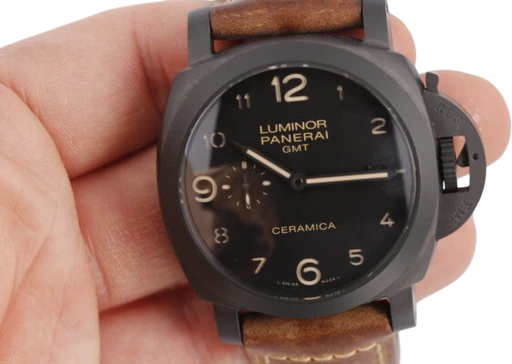Title: Luminor 1950 3 Days GMT Automatic
Brand: Panerai
Model: Luminor 1950 3 Days GMT Automatic
Ref: PAM00444
Category: Sport
Diameter: 44mm
Functions: GMT, Dato
Year: 2015
Price: 49000
Condition: 8.5
Dial Color: Sort
Strap: Læder
Case material: Keramik
Gender: Herre
Match: 100.0%
Billedet er ejet af Wine & Watches (699929) Et Panerai ur